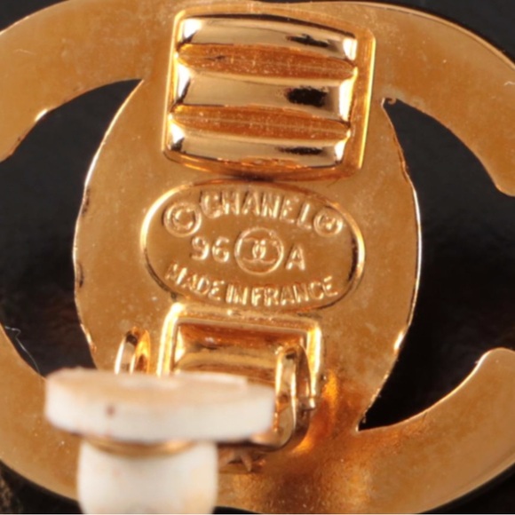 CHANEL Gold Plated CC Logo Turnlock Vintage Clip-On Earrings with Box - Picture 6 of 7